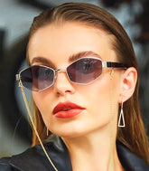 Mulher usando Óculos De Sol Vintage com Corrente Hexágono, estilo elegante com design hexagonal e corrente dourada destacável.